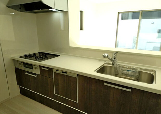 標準的なシステムキッチンの横幅は、165cm～300cm程度です。2100・2400・2550・2700などミリ単位で表記されます。普段どのように料理をするのかを想定しながら合ったサイズを選びましょう