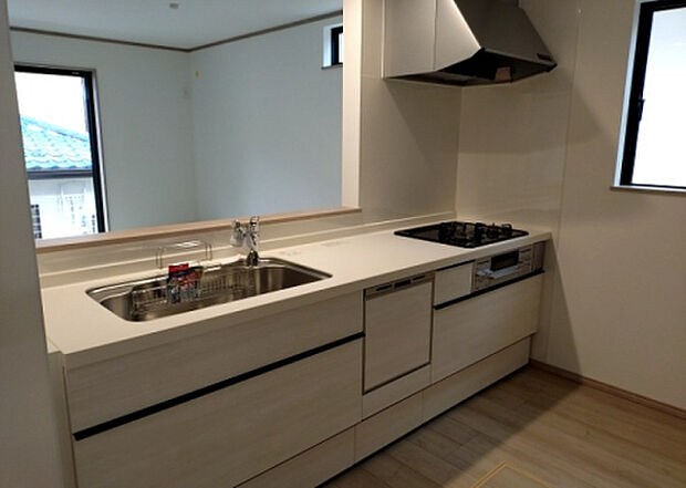 標準的なシステムキッチンの横幅は、165cm~300cm程度です。2100・2400・2550・2700などミリ単位で表記されます。普段どのように料理をするのかを想定しながら合ったサイズを選びましょう