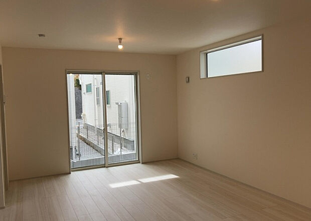 リビングの間取りの種類は大きくわけてリビングとダイニングが別になっているタイプ、リビングダイニング一体型です。どちらも一長一短ですので、家を選ぶ時はその両面をチェックして決めるようにしましょう。