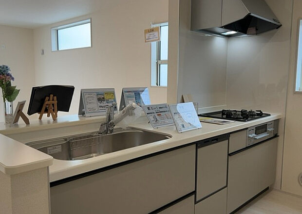 標準的なシステムキッチンの横幅は、165cm~300cm程度です。2100・2400・2550・2700などミリ単位で表記されます。普段どのように料理をするのかを想定しながら合ったサイズを選びましょう