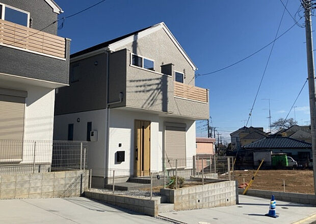 住宅用の土地では前面道路に2m以上接していなければならないと法律で定められています。しかし、お持ちの車のサイズやライフスタイルなどにより、2mでは利便が悪い場合もございますので、事前に確認しましょう。