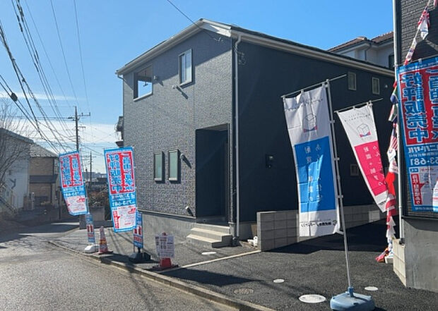 住宅用の土地では前面道路に2m以上接していなければならないと法律で定められています。しかし、お持ちの車のサイズやライフスタイルなどにより、2mでは利便が悪い場合もございますので、事前に確認しましょう。