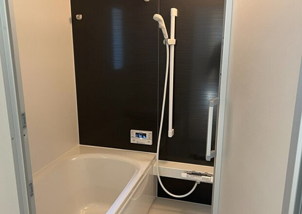 入浴時の快適さも大事なことですが、綺麗な状態を維持できなければ気持ちよく入浴できません。毎日の掃除が楽という点は大事なポイントになります！カビが生えにくく掃除がしやすい、壁や浴槽を選ぶといいでしょう。