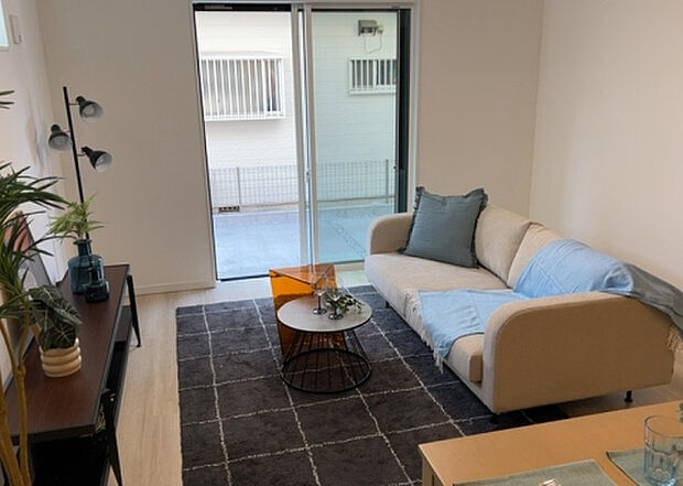 リビングの間取りの種類は大きくわけてリビングとダイニングが別になっているタイプ、リビングダイニング一体型です。どちらも一長一短ですので、家を選ぶ時はその両面をチェックして決めるようにしましょう。