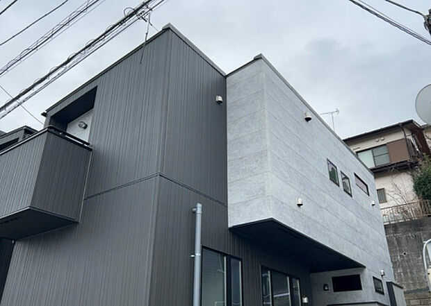 ついに完成致しました！現地をご見学に行く際は、道路の幅や周辺の交通量、施設などをご確認頂くことをおすすめします！物件の流れが早いため、内見をしたい方はお早めに当社営業までお問い合わせ頂きご予約下さい！