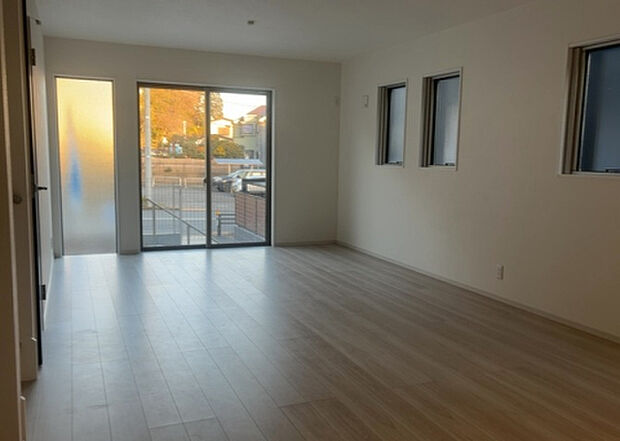 リビングの間取りの種類は大きくわけてリビングとダイニングが別になっているタイプ、リビングダイニング一体型です。どちらも一長一短ですので、家を選ぶ時はその両面をチェックして決めるようにしましょう。