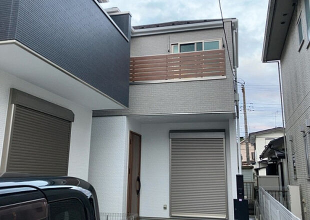 住宅用の土地では前面道路に2m以上接していなければならないと法律で定められています。しかし、お持ちの車のサイズやライフスタイルなどにより、2mでは利便が悪い場合もございますので、事前に確認しましょう。