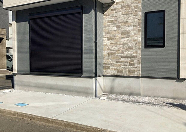 木造住宅とは土台、壁、柱など建築物の強度を支える構造体の材に木が使用されている構造を指します。構造体は建物の自重を支えるだけではなく風圧や水圧、積裁荷重などあらゆる衝撃に耐えるための基礎です。