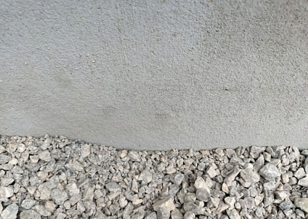 木造住宅とは土台、壁、柱など建築物の強度を支える構造体の材に木が使用されている構造を指します。構造体は建物の自重を支えるだけではなく風圧や水圧、積裁荷重などあらゆる衝撃に耐えるための基礎です。