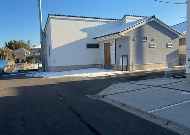 住宅用の土地では前面道路に2m以上接していなければならないと法律で定められています。しかし、お持ちの車のサイズやライフスタイルなどにより、2mでは利便が悪い場合もございますので、事前に確認しましょう。