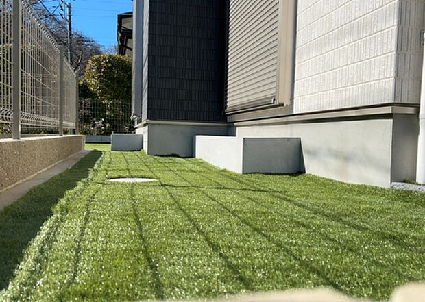 木造住宅とは土台、壁、柱など建築物の強度を支える構造体の材に木が使用されている構造を指します。構造体は建物の自重を支えるだけではなく風圧や水圧、積裁荷重などあらゆる衝撃に耐えるための基礎です。