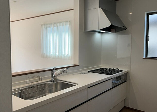 標準的なシステムキッチンの横幅は、165cm～300cm程度です。2100・2400・2550・2700などミリ単位で表記されます。普段どのように料理をするのかを想定しながら合ったサイズを選びましょう