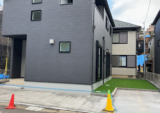 ついに完成致しました！現地をご見学に行く際は、道路の幅や周辺の交通量、施設などをご確認頂くことをおすすめします！物件の流れが早いため、内見をしたい方はお早めに当社営業までお問い合わせ頂きご予約下さい！