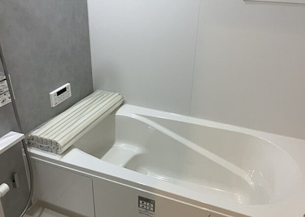 入浴時の快適さも大事なことですが、綺麗な状態を維持できなければ気持ちよく入浴できません。毎日の掃除が楽という点は大事なポイントになります！カビが生えにくく掃除がしやすい、壁や浴槽を選ぶといいでしょう。