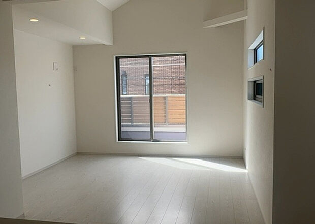 リビングの間取りの種類は大きくわけてリビングとダイニングが別になっているタイプ、リビングダイニング一体型です。どちらも一長一短ですので、家を選ぶ時はその両面をチェックして決めるようにしましょう。