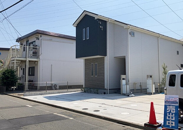 住宅用の土地では前面道路に2m以上接していなければならないと法律で定められています。しかし、お持ちの車のサイズやライフスタイルなどにより、2mでは利便が悪い場合もございますので、事前に確認しましょう。