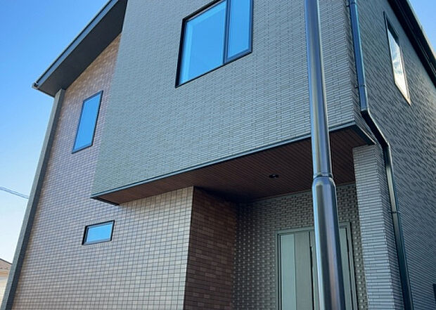 住宅用の土地では前面道路に2m以上接していなければならないと法律で定められています。しかし、お持ちの車のサイズやライフスタイルなどにより、2mでは利便が悪い場合もございますので、事前に確認しましょう。