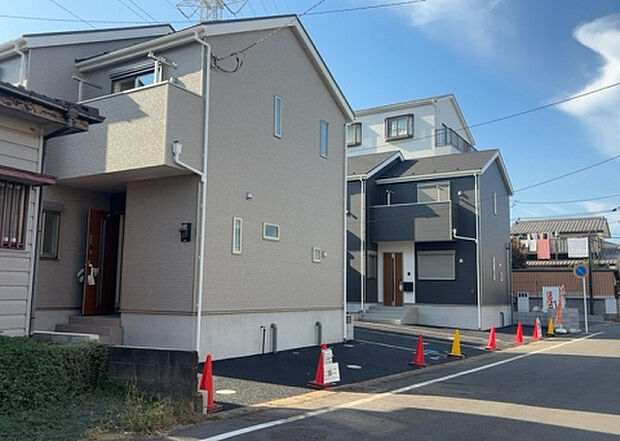 住宅用の土地では前面道路に2m以上接していなければならないと法律で定められています。しかし、お持ちの車のサイズやライフスタイルなどにより、2mでは利便が悪い場合もございますので、事前に確認しましょう。