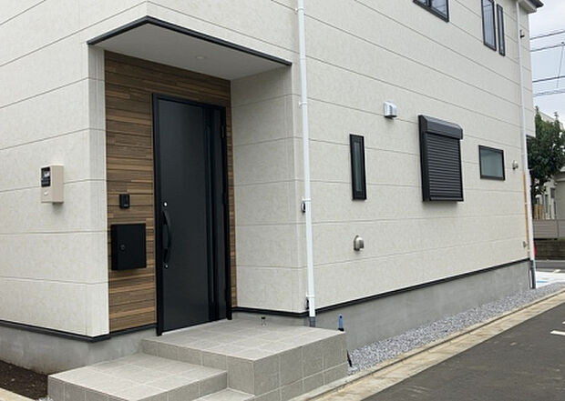 木造住宅とは土台、壁、柱など建築物の強度を支える構造体の材に木が使用されている構造を指します。構造体は建物の自重を支えるだけではなく風圧や水圧、積裁荷重などあらゆる衝撃に耐えるための基礎です。