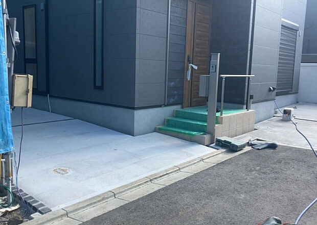 木造住宅とは土台、壁、柱など建築物の強度を支える構造体の材に木が使用されている構造を指します。構造体は建物の自重を支えるだけではなく風圧や水圧、積裁荷重などあらゆる衝撃に耐えるための基礎です。