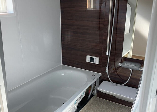 入浴時の快適さも大事なことですが、綺麗な状態を維持できなければ気持ちよく入浴できません。毎日の掃除が楽という点は大事なポイントになります！カビが生えにくく掃除がしやすい、壁や浴槽を選ぶといいでしょう。