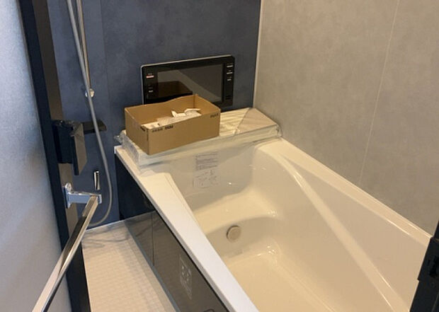 入浴時の快適さも大事なことですが、綺麗な状態を維持できなければ気持ちよく入浴できません。毎日の掃除が楽という点は大事なポイントになります！カビが生えにくく掃除がしやすい、壁や浴槽を選ぶといいでしょう。