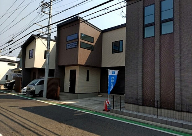 住宅用の土地では前面道路に2m以上接していなければならないと法律で定められています。しかし、お持ちの車のサイズやライフスタイルなどにより、2mでは利便が悪い場合もございますので、事前に確認しましょう。