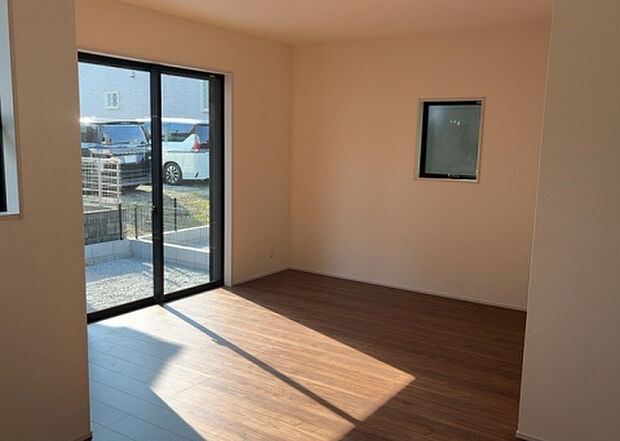 リビングの間取りの種類は大きくわけてリビングとダイニングが別になっているタイプ、リビングダイニング一体型です。どちらも一長一短ですので、家を選ぶ時はその両面をチェックして決めるようにしましょう。