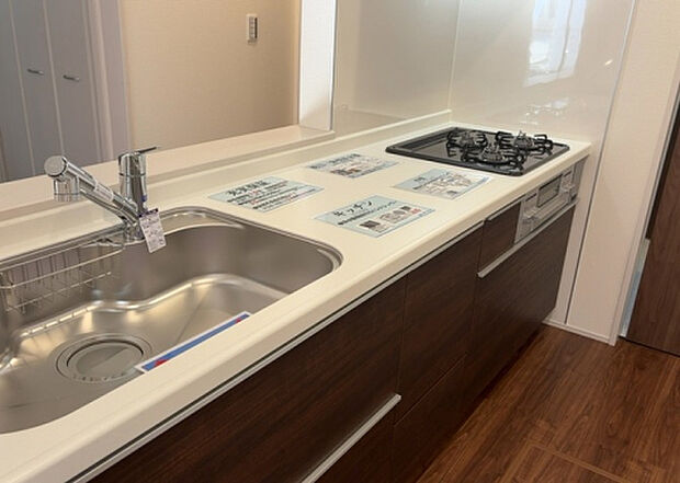 標準的なシステムキッチンの横幅は、165cm~300cm程度です。2100・2400・2550・2700などミリ単位で表記されます。普段どのように料理をするのかを想定しながら合ったサイズを選びましょう