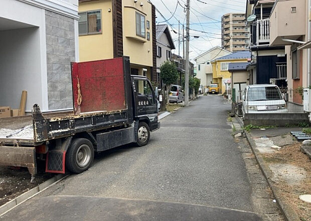 住宅用の土地では前面道路に2m以上接していなければならないと法律で定められています。しかし、お持ちの車のサイズやライフスタイルなどにより、2mでは利便が悪い場合もございますので、事前に確認しましょう。