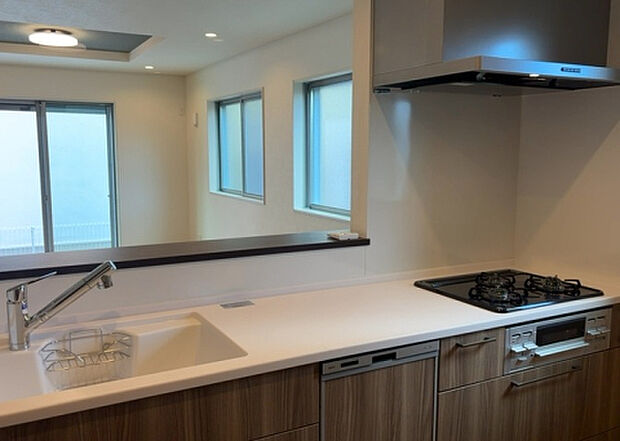 標準的なシステムキッチンの横幅は、165cm～300cm程度です。2100・2400・2550・2700などミリ単位で表記されます。普段どのように料理をするのかを想定しながら合ったサイズを選びましょう