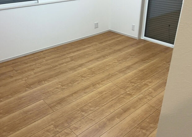 リビングの間取りの種類は大きくわけてリビングとダイニングが別になっているタイプ、リビングダイニング一体型です。どちらも一長一短ですので、家を選ぶ時はその両面をチェックして決めるようにしましょう。