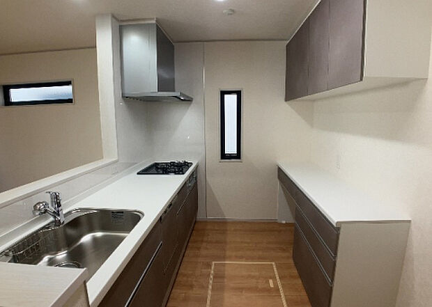 標準的なシステムキッチンの横幅は、165cm~300cm程度です。2100・2400・2550・2700などミリ単位で表記されます。普段どのように料理をするのかを想定しながら合ったサイズを選びましょう