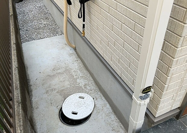 木造住宅とは土台、壁、柱など建築物の強度を支える構造体の材に木が使用されている構造を指します。構造体は建物の自重を支えるだけではなく風圧や水圧、積裁荷重などあらゆる衝撃に耐えるための基礎です。