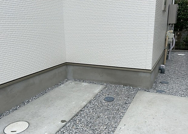 木造住宅とは土台、壁、柱など建築物の強度を支える構造体の材に木が使用されている構造を指します。構造体は建物の自重を支えるだけではなく風圧や水圧、積裁荷重などあらゆる衝撃に耐えるための基礎です。