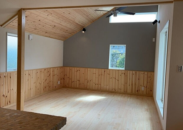 リビングの間取りの種類は大きくわけてリビングとダイニングが別になっているタイプ、リビングダイニング一体型です。どちらも一長一短ですので、家を選ぶ時はその両面をチェックして決めるようにしましょう。