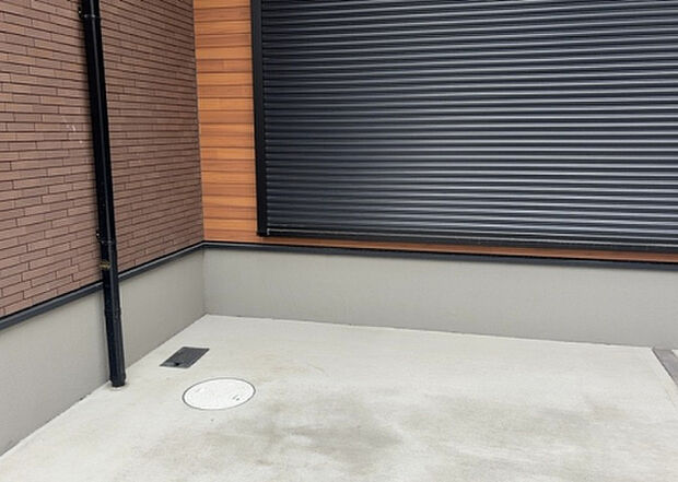 木造住宅とは土台、壁、柱など建築物の強度を支える構造体の材に木が使用されている構造を指します。構造体は建物の自重を支えるだけではなく風圧や水圧、積裁荷重などあらゆる衝撃に耐えるための基礎です。