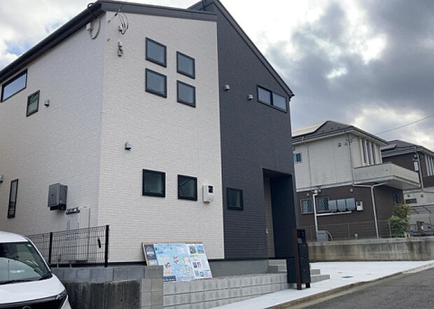 ついに完成致しました！現地をご見学に行く際は、道路の幅や周辺の交通量、施設などをご確認頂くことをおすすめします！物件の流れが早いため、内見をしたい方はお早めに当社営業までお問い合わせ頂きご予約下さい！