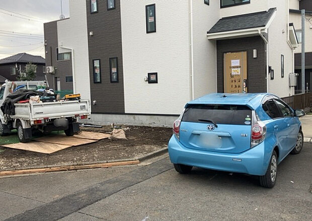 住宅用の土地では前面道路に2m以上接していなければならないと法律で定められています。しかし、お持ちの車のサイズやライフスタイルなどにより、2mでは利便が悪い場合もございますので、事前に確認しましょう。