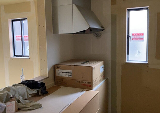 標準的なシステムキッチンの横幅は、165cm～300cm程度です。2100・2400・2550・2700などミリ単位で表記されます。普段どのように料理をするのかを想定しながら合ったサイズを選びましょう