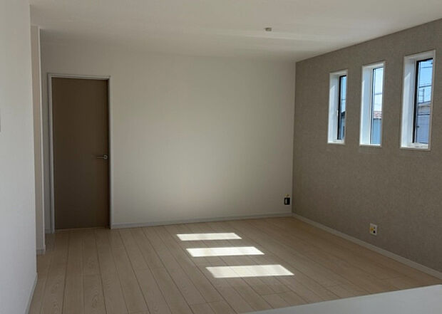 リビングの間取りの種類は大きくわけてリビングとダイニングが別になっているタイプ、リビングダイニング一体型です。どちらも一長一短ですので、家を選ぶ時はその両面をチェックして決めるようにしましょう。