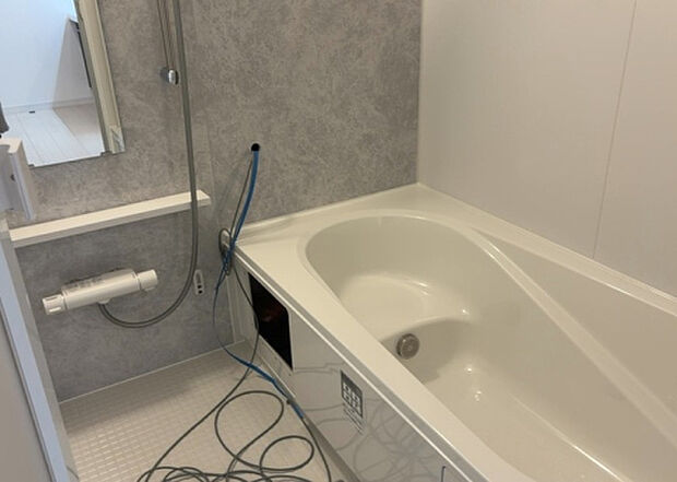 入浴時の快適さも大事なことですが、綺麗な状態を維持できなければ気持ちよく入浴できません。毎日の掃除が楽という点は大事なポイントになります！カビが生えにくく掃除がしやすい、壁や浴槽を選ぶといいでしょう。