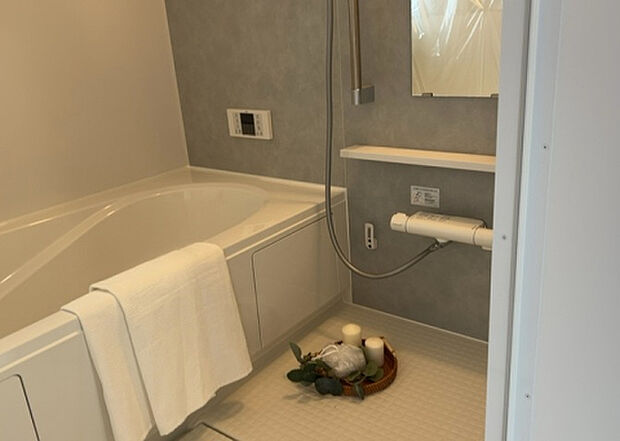 入浴時の快適さも大事なことですが、綺麗な状態を維持できなければ気持ちよく入浴できません。毎日の掃除が楽という点は大事なポイントになります！カビが生えにくく掃除がしやすい、壁や浴槽を選ぶといいでしょう。