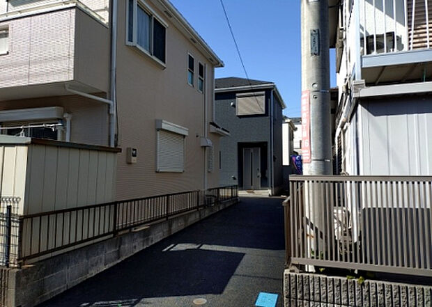 住宅用の土地では前面道路に2m以上接していなければならないと法律で定められています。しかし、お持ちの車のサイズやライフスタイルなどにより、2mでは利便が悪い場合もございますので、事前に確認しましょう。