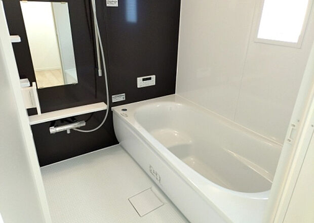 入浴時の快適さも大事なことですが、綺麗な状態を維持できなければ気持ちよく入浴できません。毎日の掃除が楽という点は大事なポイントになります！カビが生えにくく掃除がしやすい、壁や浴槽を選ぶといいでしょう。