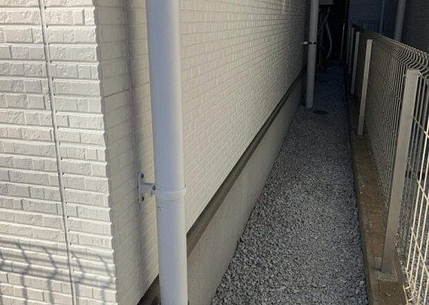 木造住宅とは土台、壁、柱など建築物の強度を支える構造体の材に木が使用されている構造を指します。構造体は建物の自重を支えるだけではなく風圧や水圧、積裁荷重などあらゆる衝撃に耐えるための基礎です。