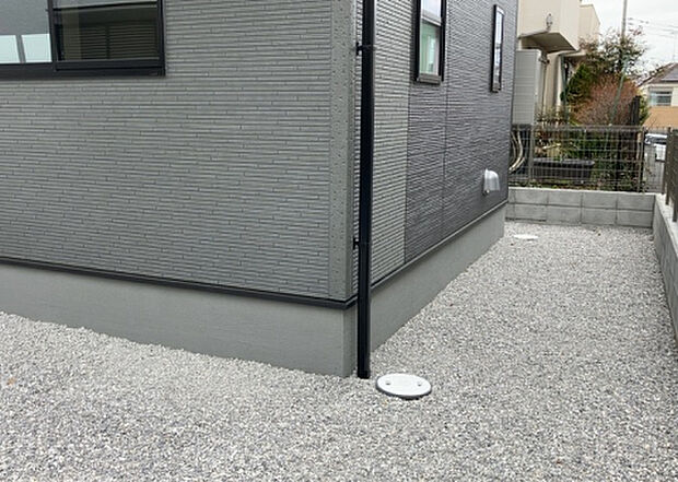 木造住宅とは土台、壁、柱など建築物の強度を支える構造体の材に木が使用されている構造を指します。構造体は建物の自重を支えるだけではなく風圧や水圧、積裁荷重などあらゆる衝撃に耐えるための基礎です。