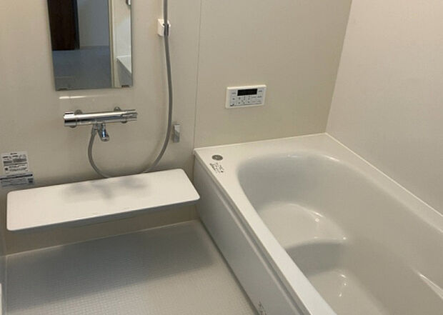 入浴時の快適さも大事なことですが、綺麗な状態を維持できなければ気持ちよく入浴できません。毎日の掃除が楽という点は大事なポイントになります！カビが生えにくく掃除がしやすい、壁や浴槽を選ぶといいでしょう。