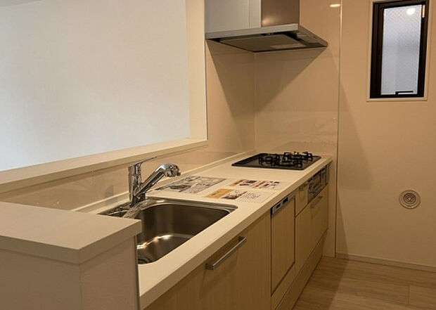 標準的なシステムキッチンの横幅は、165cm～300cm程度です。2100・2400・2550・2700などミリ単位で表記されます。普段どのように料理をするのかを想定しながら合ったサイズを選びましょう