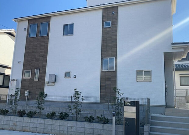 住宅用の土地では前面道路に2m以上接していなければならないと法律で定められています。しかし、お持ちの車のサイズやライフスタイルなどにより、2mでは利便が悪い場合もございますので、事前に確認しましょう。